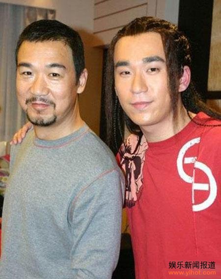 星二代张默与父亲张国立合影